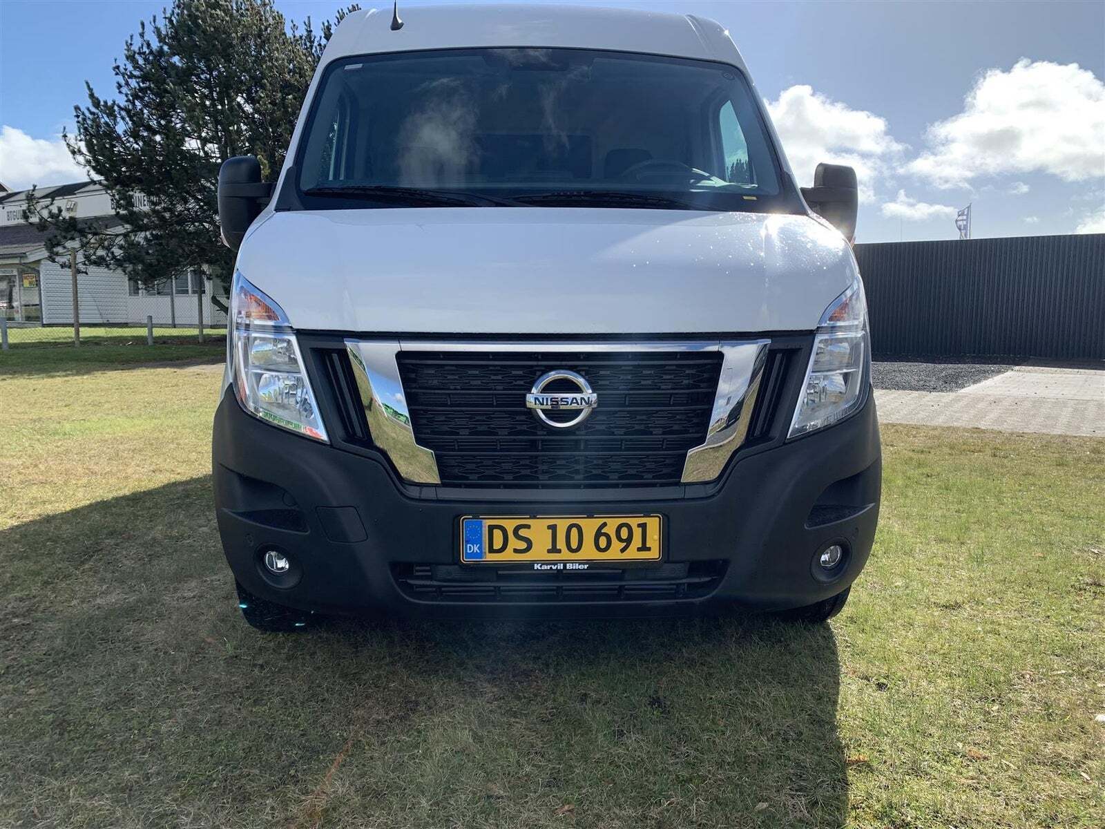 Hvid Nissan Interstar fra 2023 set udefra