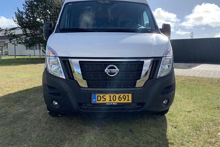 Hvid Nissan Interstar fra 2023 set udefra