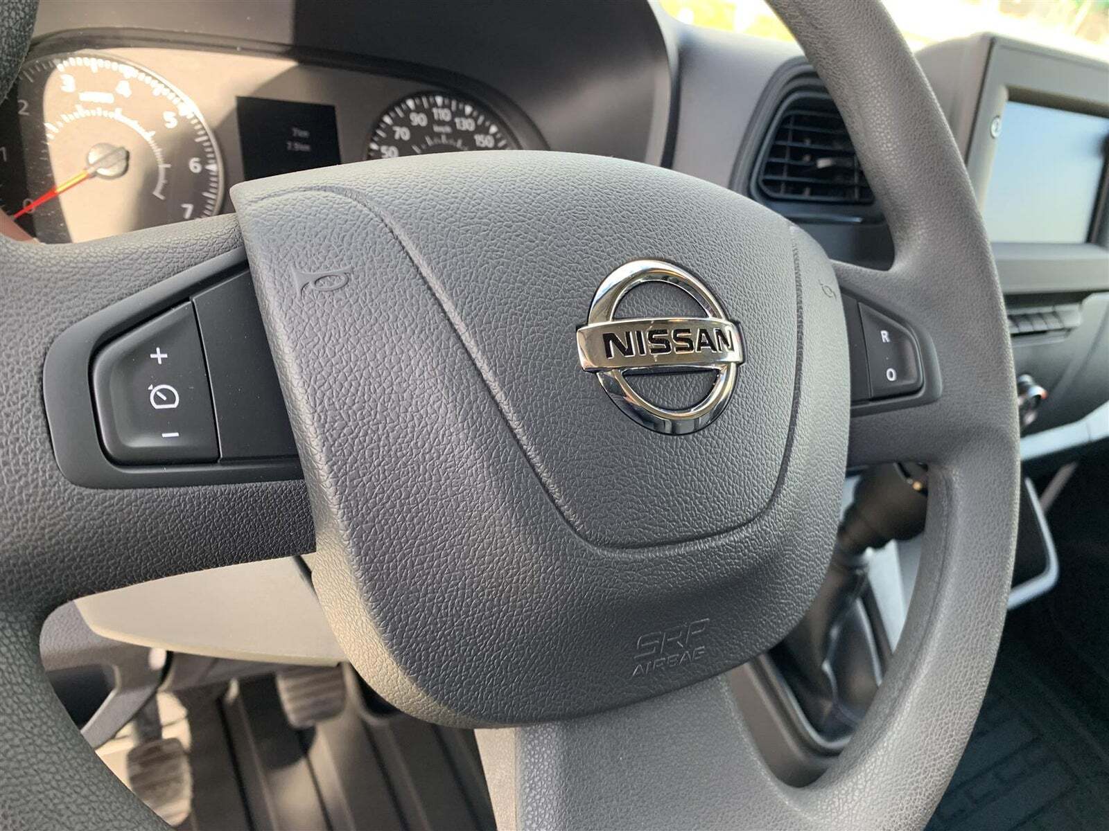 Hvid Nissan Interstar fra 2023 set indefra