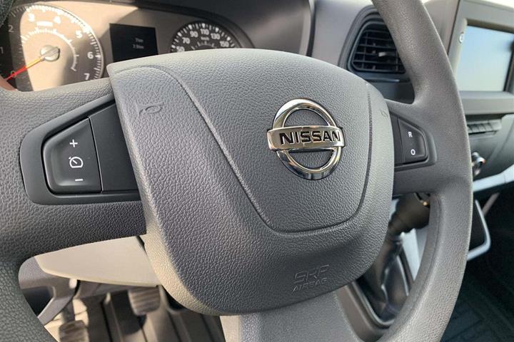 Hvid Nissan Interstar fra 2023 set indefra