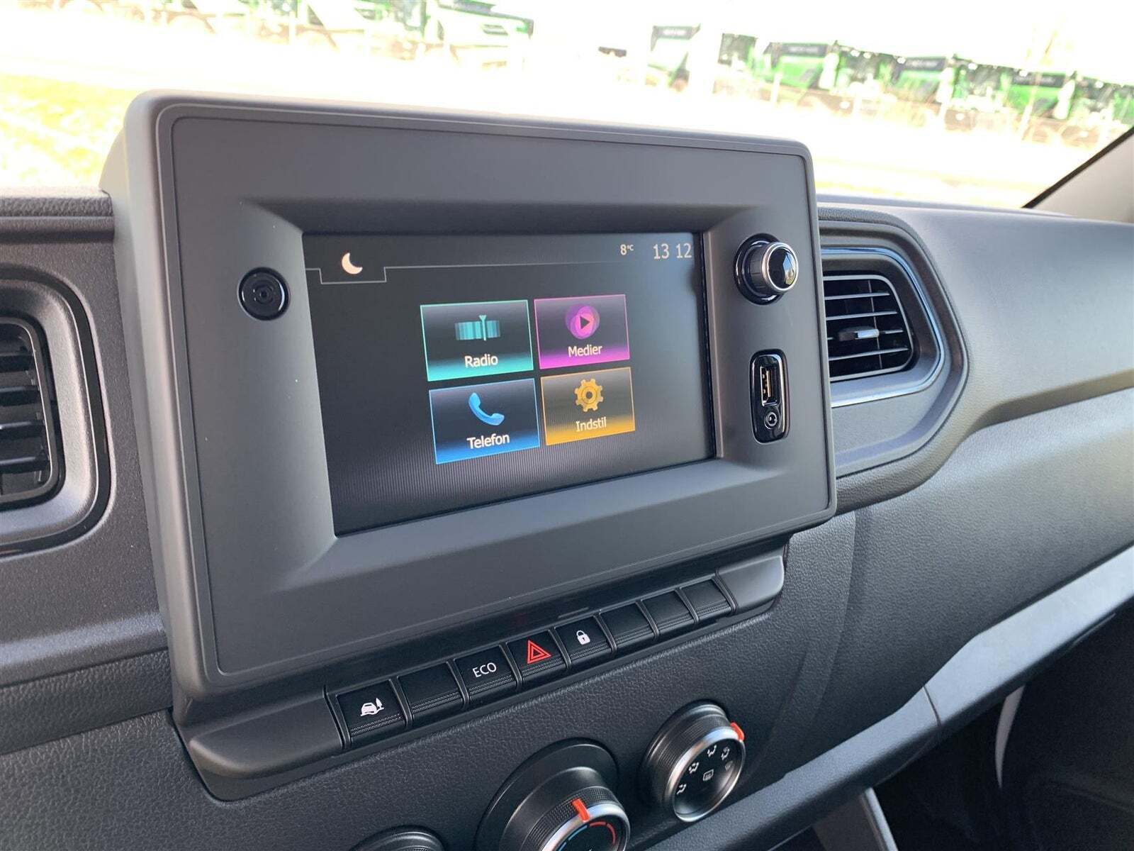 Hvid Nissan Interstar fra 2023