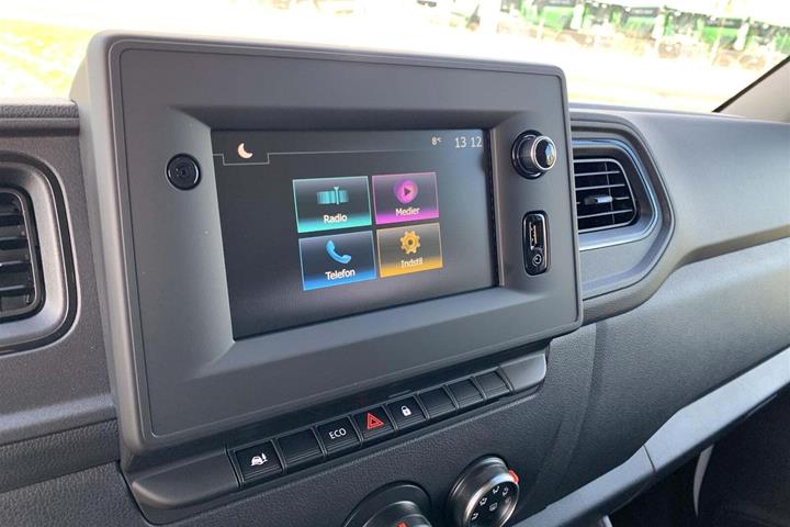 Hvid Nissan Interstar fra 2023 set indefra