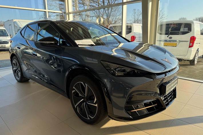 Blå Cupra Tavascan fra 2025 set udefra