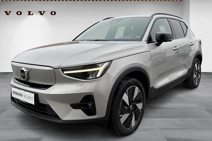 Sølv Volvo XC40 fra 2023 set udefra