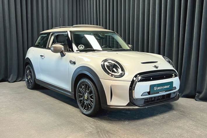 Hvid Mini Cooper fra 2022 set udefra