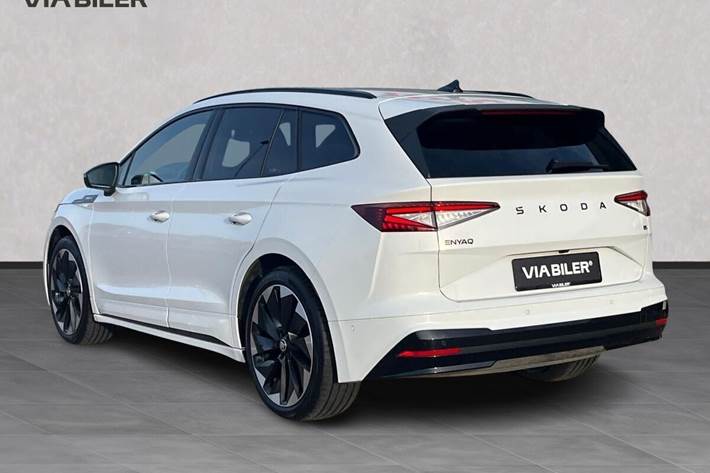 Hvid Skoda Enyaq fra 2025