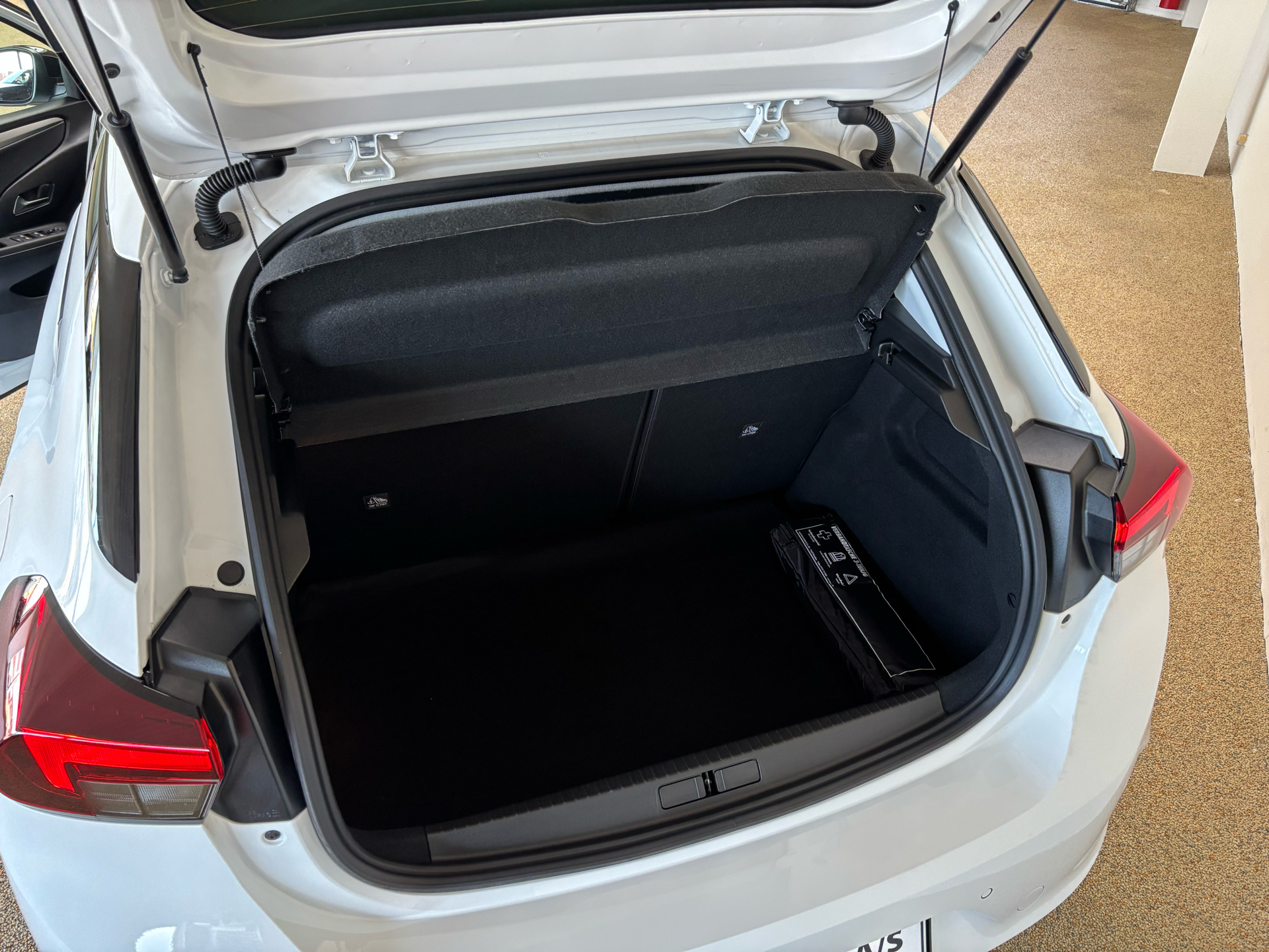 Hvid Opel Corsa-e fra 2023