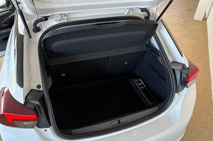 Hvid Opel Corsa-e fra 2023