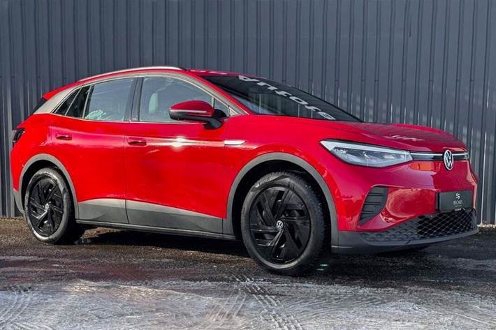 Rød VW ID.4 fra 2023 set udefra