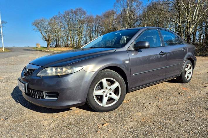 Grå Mazda 6 fra 2008 set udefra
