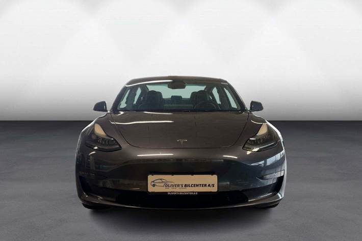 Grå Tesla Model 3 fra 2022