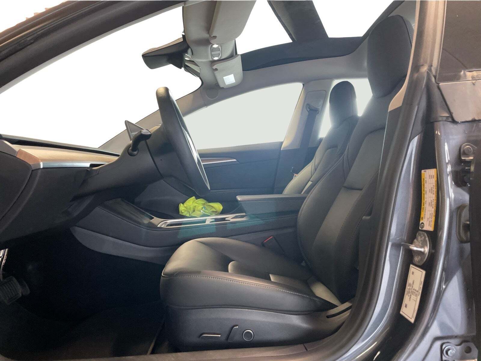 Grå Tesla Model 3 fra 2022