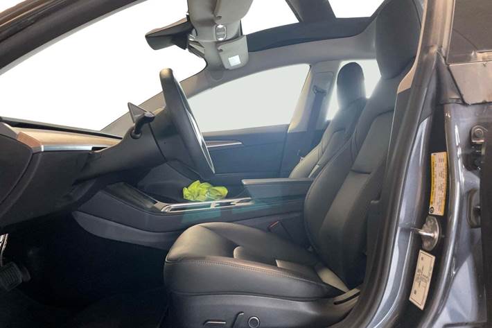 Grå Tesla Model 3 fra 2022