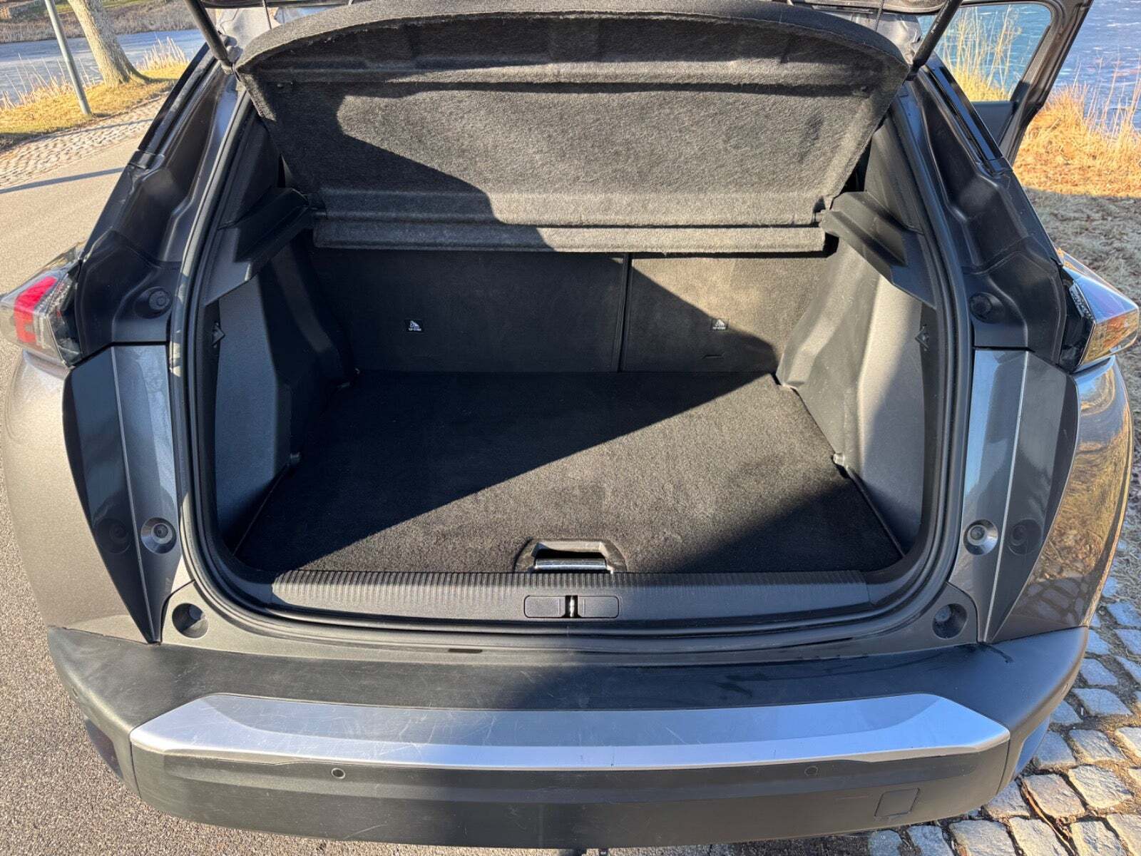 Grå Peugeot 2008 fra 2020