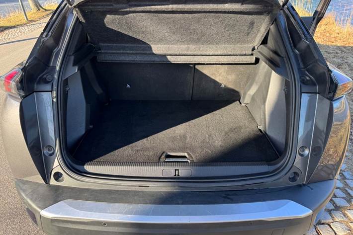 Grå Peugeot 2008 fra 2020