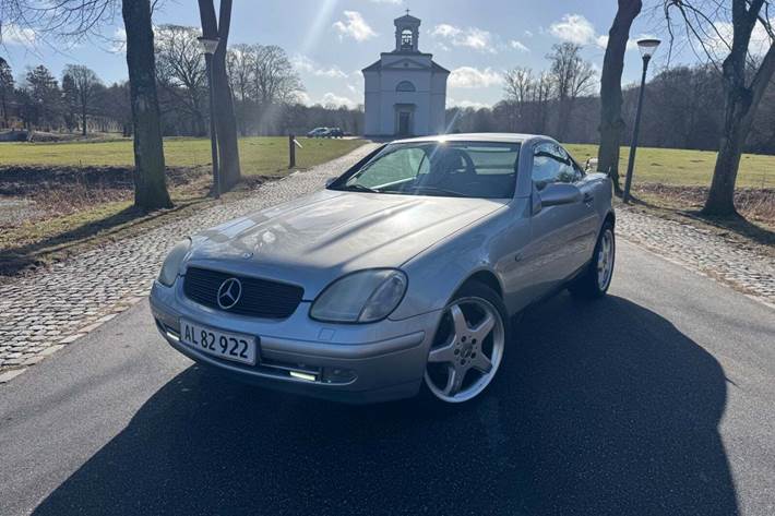 Grå Mercedes SLK230 fra 1997 set udefra