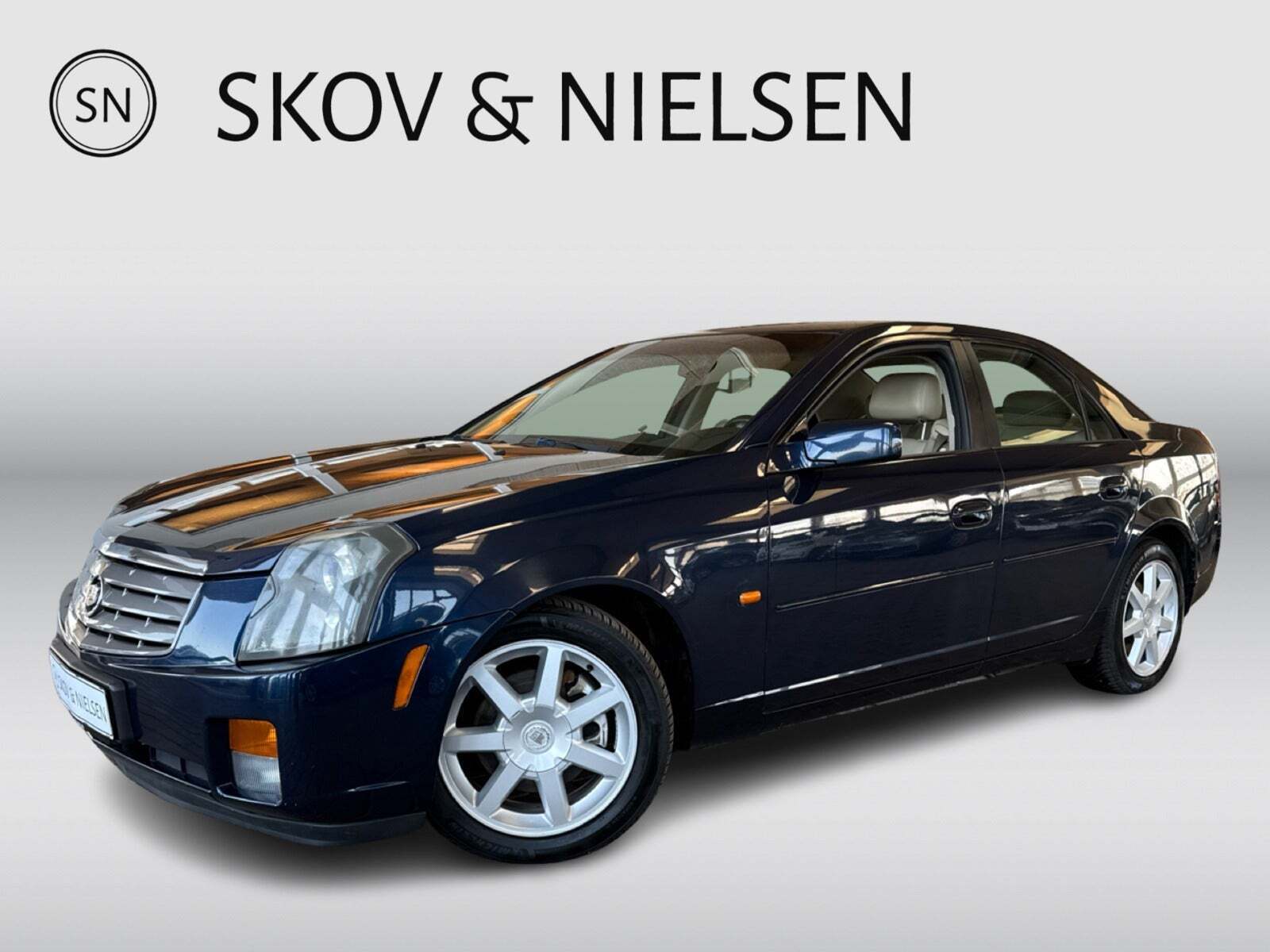 Blå Cadillac CTS fra 2004