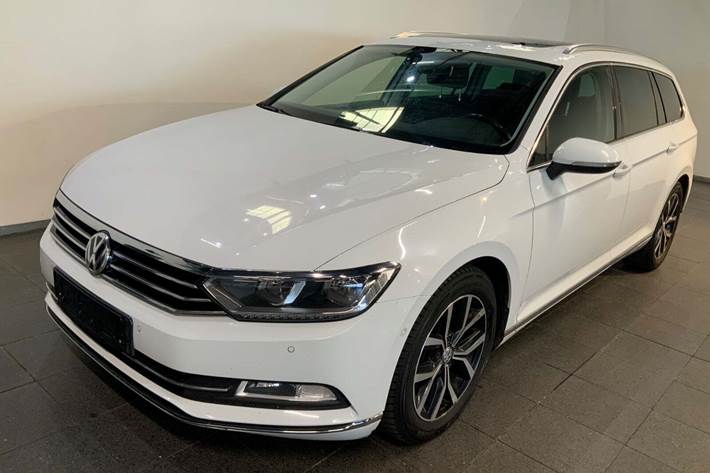 Hvid VW Passat fra 2015 set udefra