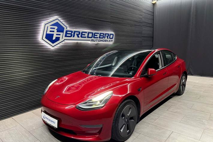 Rød Tesla Model 3 fra 2021 set udefra
