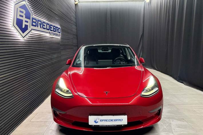 Rød Tesla Model 3 fra 2021