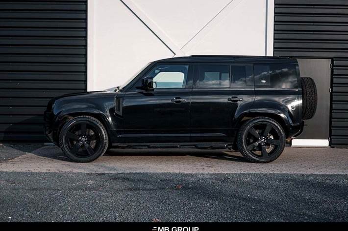 Gul Land Rover Defender 110 fra 2021