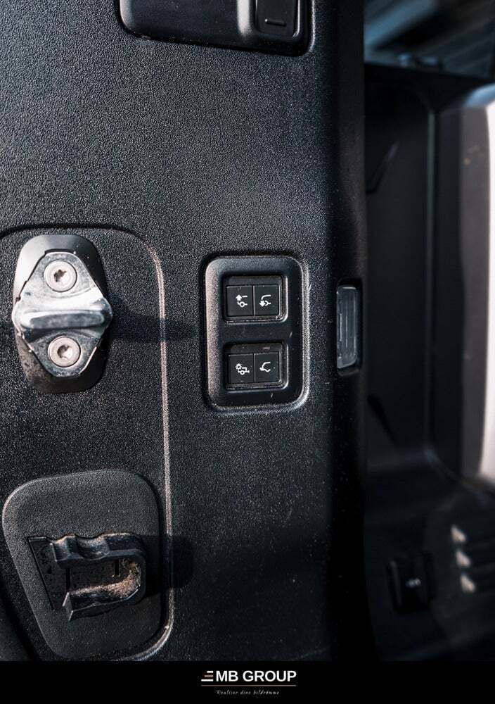 Gul Land Rover Defender 110 fra 2021