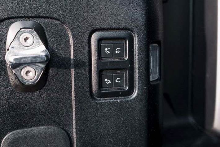 Gul Land Rover Defender 110 fra 2021