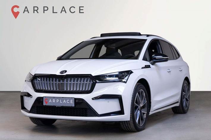 Hvid Skoda Enyaq fra 2023 set udefra