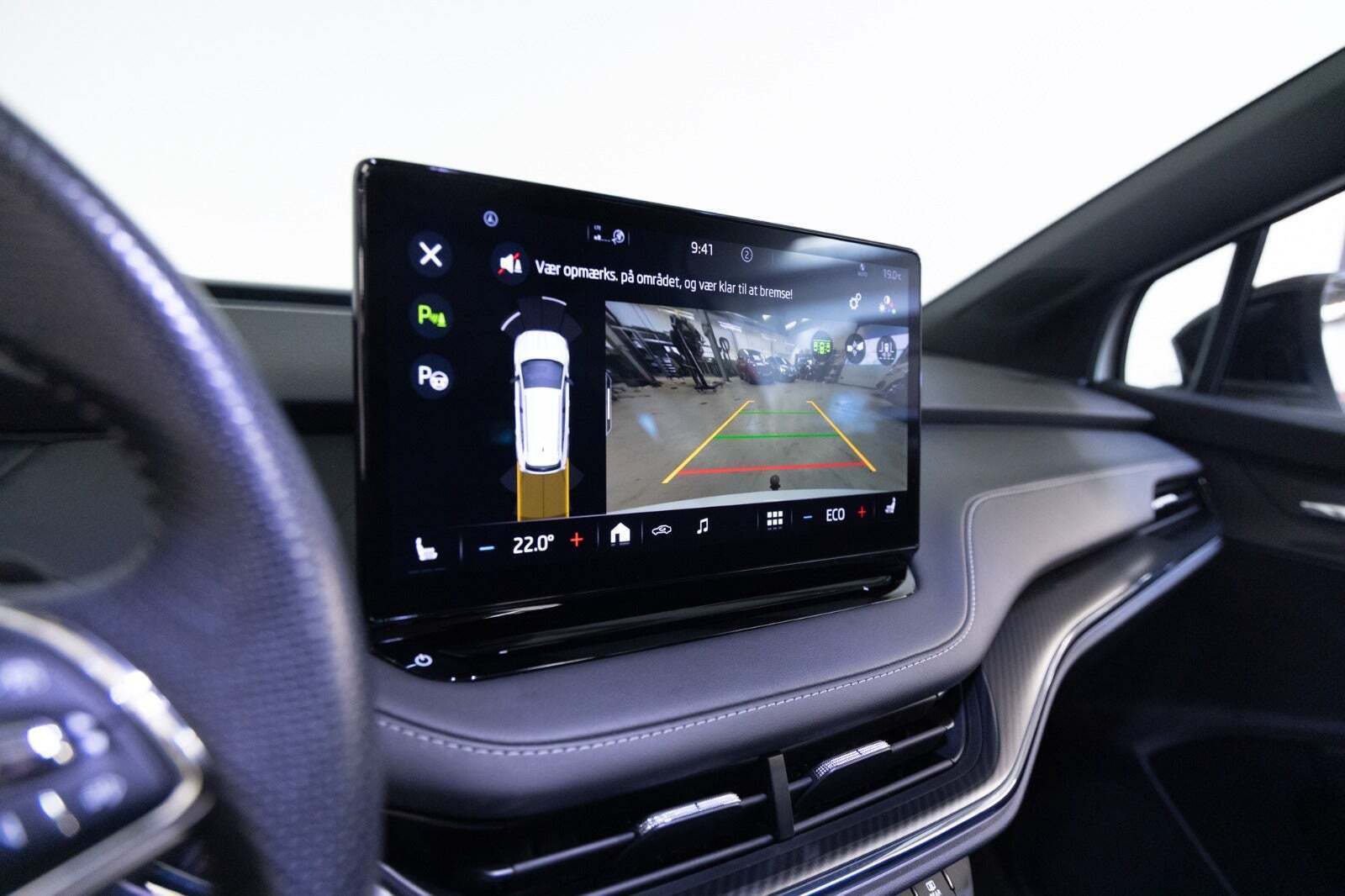 Hvid Skoda Enyaq fra 2023