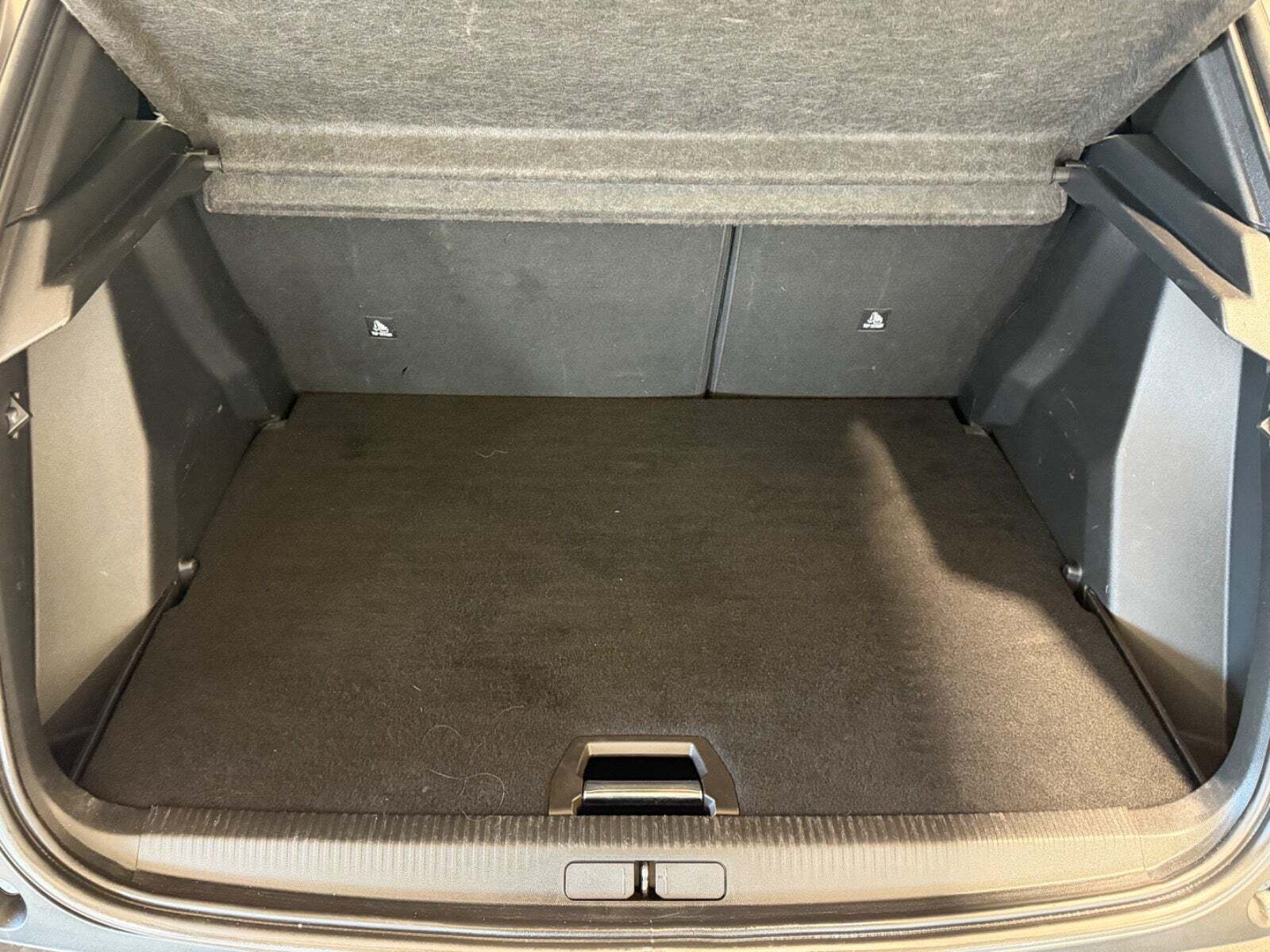 Grå Peugeot 2008 fra 2020