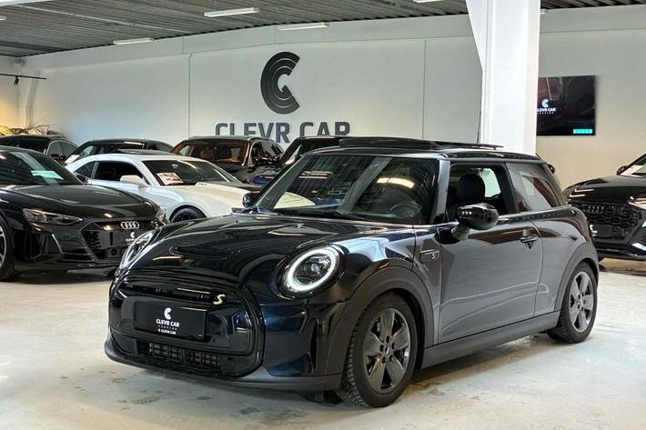 Sort Mini Cooper SE fra 2023 set udefra
