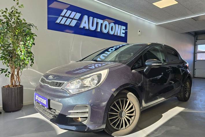 Blå Kia Rio fra 2016 set udefra