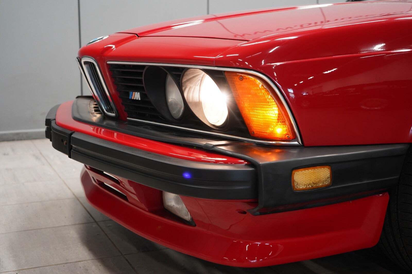 Rød BMW 635CSi fra 1987