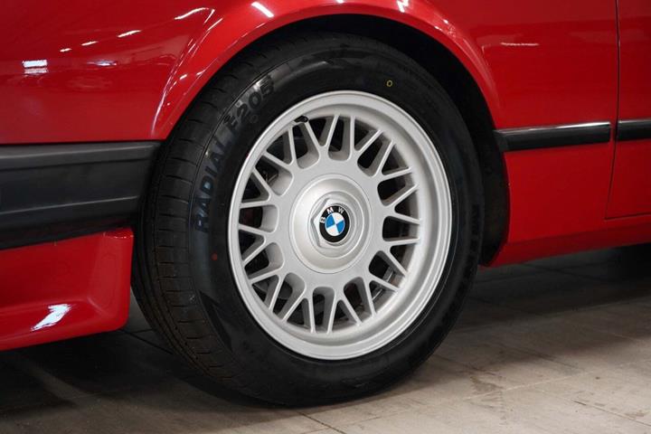 Rød BMW 635CSi fra 1987