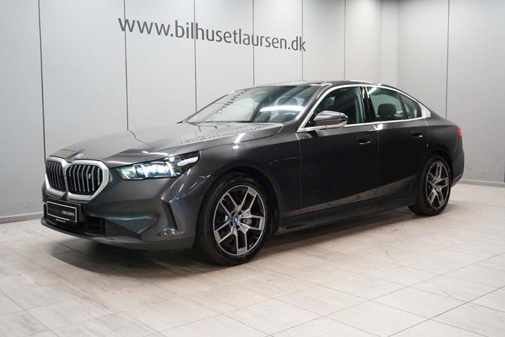Grå BMW i5 fra 2024 set udefra