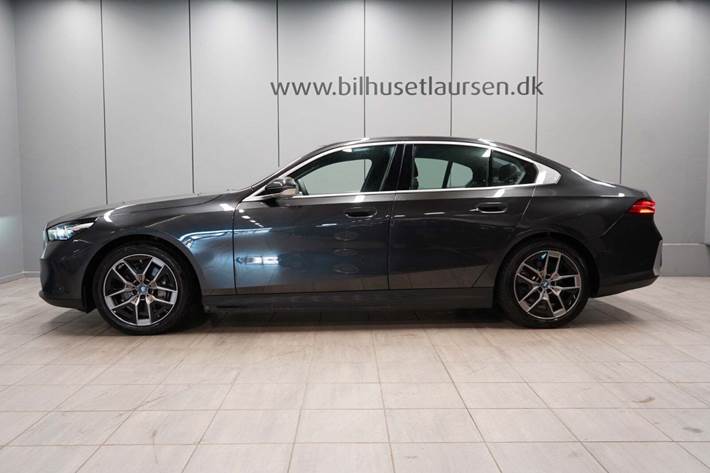 Grå BMW i5 fra 2024