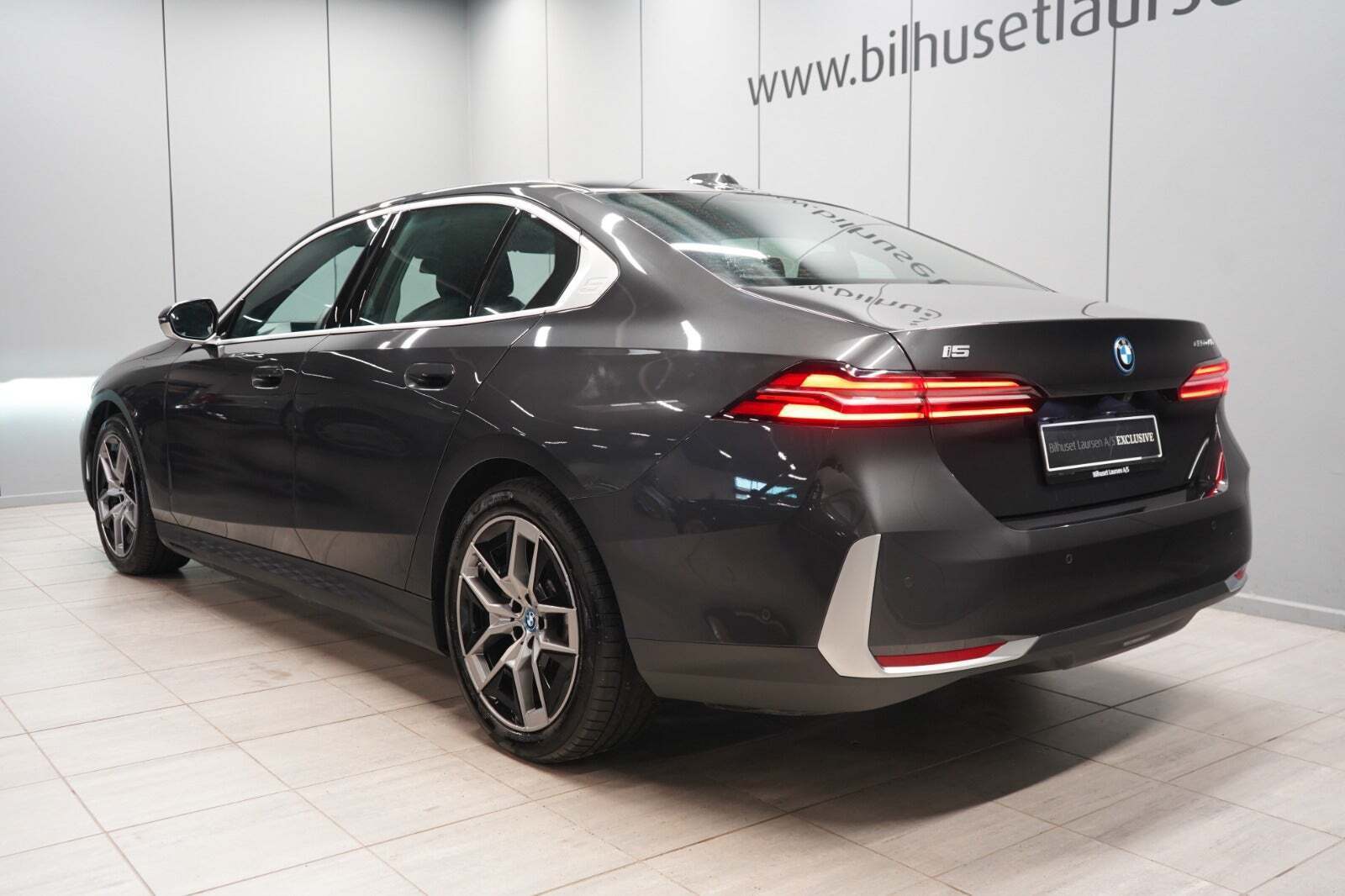 Grå BMW i5 fra 2024