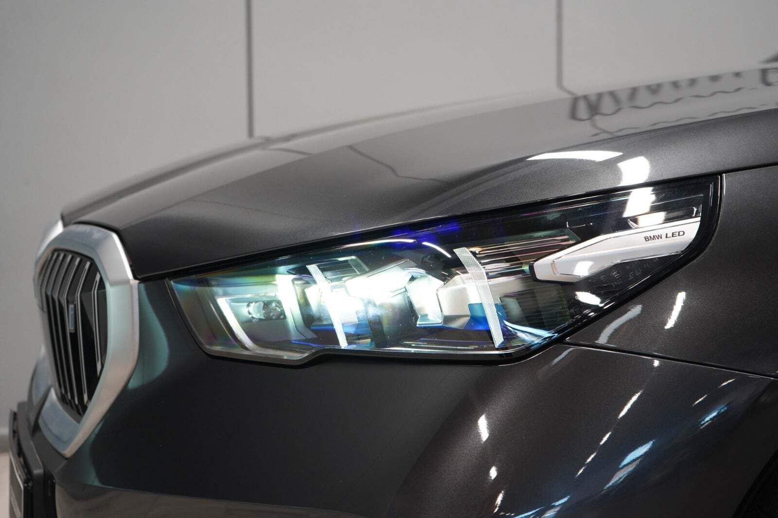 Grå BMW i5 fra 2024