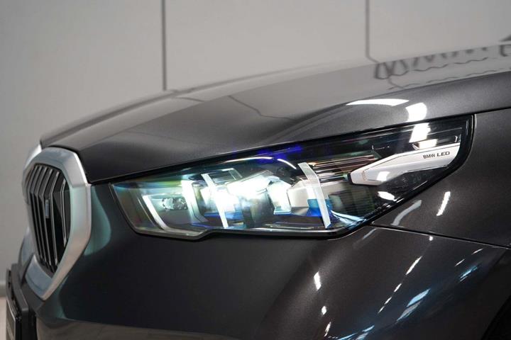 Grå BMW i5 fra 2024