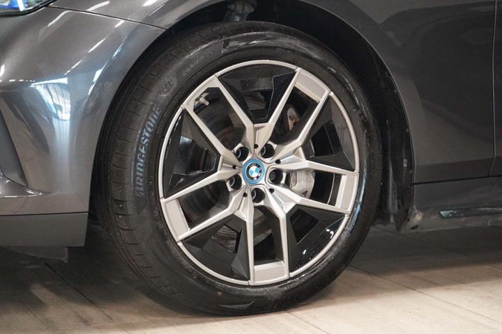 Grå BMW i5 fra 2024