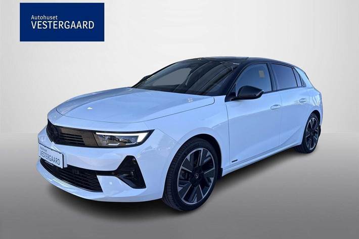 Hvid Opel Astra-e fra 2023 set udefra