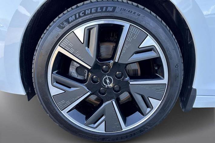 Hvid Opel Astra-e fra 2023