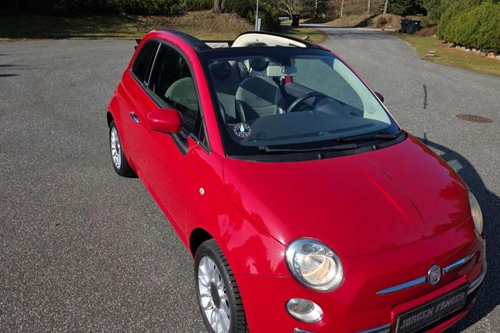 Rød Fiat 500C fra 2011 set udefra