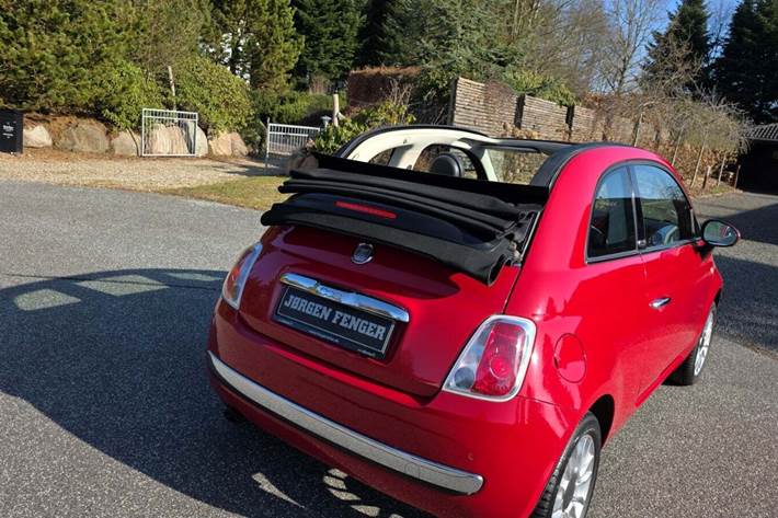 Rød Fiat 500C fra 2011