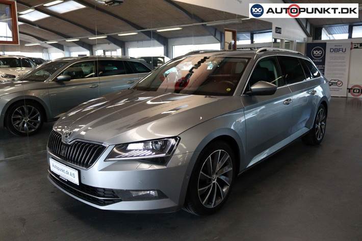 Grå Skoda Superb fra 2017 set udefra