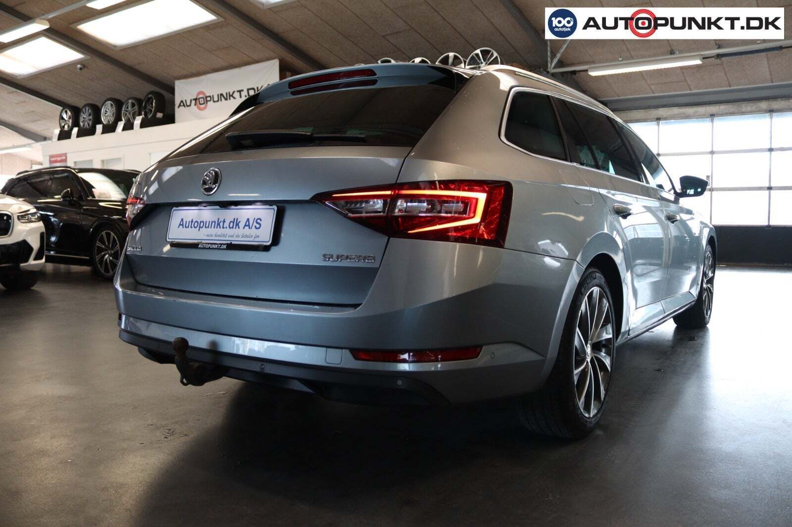 Grå Skoda Superb fra 2017