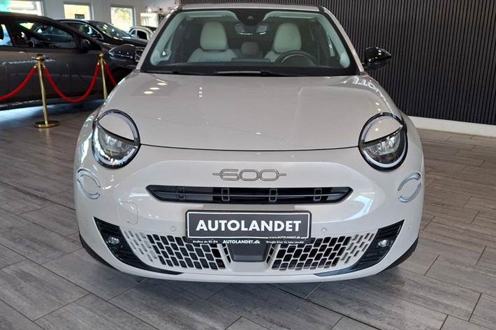 Beige Fiat 600e fra 2024