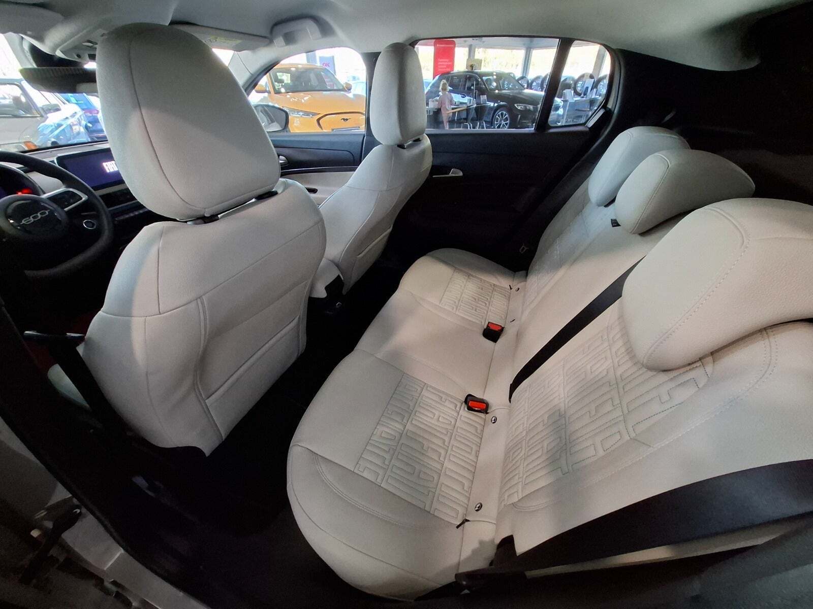 Beige Fiat 600e fra 2024