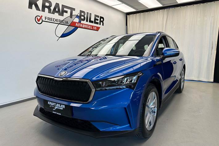 Blå Skoda Enyaq fra 2023 set udefra