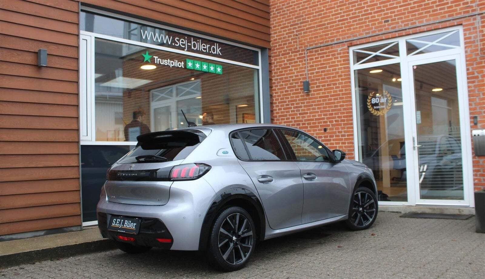 Grå Peugeot e-208 fra 2023